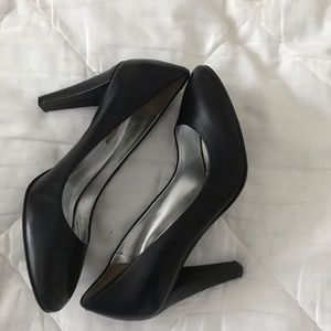 Kenneth Cole black pumps